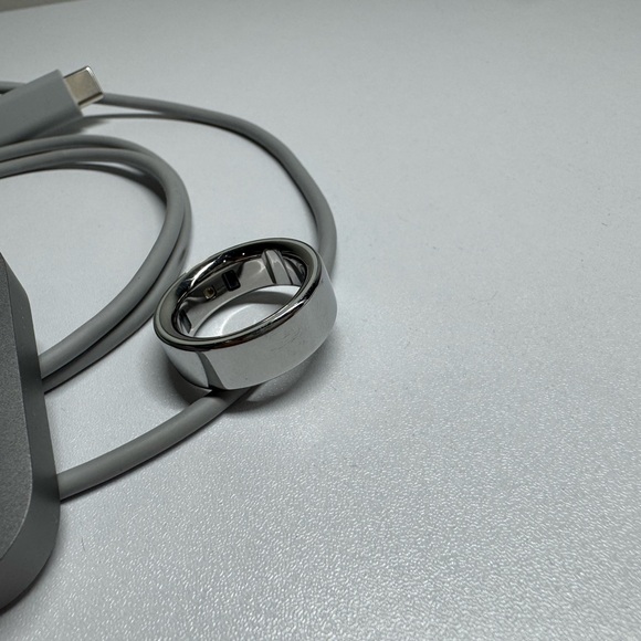 Oura Ring 4, size 9, silver - Picture 3 of 5